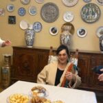 Türkan Şoray Instagram - Kırgızistan ziyaretimde “Selvi Boylum Al Yazmalım‘ın yazarı,dünyaca ünlü Cengiz Aytmatov‘un evini ziyaret ettim, müzeye dönüştürülmüş. Cengiz Aytmatov, önceki ziyaretimde beni bu evde ağırlamıştı. Anılarım tazelendi. Yemek masasında,onun koltuğunda oturdum. Ablası ,oğlu ve torunları ile tanıştım. Evinde Selvi boylum Al Yazmalım filminin, afişini görmek, beni çok duygulandırdı .