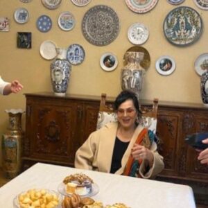 Türkan Şoray Instagram - Kırgızistan ziyaretimde “Selvi Boylum Al Yazmalım‘ın yazarı,dünyaca ünlü Cengiz Aytmatov‘un evini ziyaret ettim, müzeye dönüştürülmüş.
Cengiz Aytmatov, önceki ziyaretimde beni bu  evde ağırlamıştı. Anılarım tazelendi. Yemek masasında,onun
koltuğunda  oturdum.
Ablası ,oğlu ve  torunları ile tanıştım. 
Evinde Selvi boylum Al Yazmalım filminin, afişini görmek, beni çok duygulandırdı .