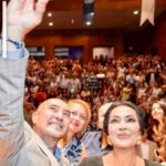 Türkan Şoray Instagram – Sevgili İzmirliler ve İzmir Belediye Başkanı Tunç Soyer ile film kostümleri segisinde buluştuk.. İzmirlilerin bana hissettirdikleri sıcacık sevgiyle; sevginin verdikçe çoğalan tek hazine olduğunu bir kez daha yaşadım…
Bu güzel anı için  şükrediyorum 🙏😍