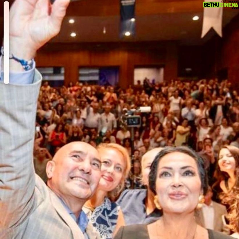Türkan Şoray Instagram - Sevgili İzmirliler ve İzmir Belediye Başkanı Tunç Soyer ile film kostümleri segisinde buluştuk.. İzmirlilerin bana hissettirdikleri sıcacık sevgiyle; sevginin verdikçe çoğalan tek hazine olduğunu bir kez daha yaşadım… Bu güzel anı için şükrediyorum 🙏😍