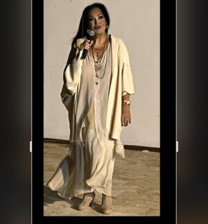 Türkan Şoray Instagram - Mardin’de dün gece Mardin’li sinema sevenlerin,beni sevenlerin büyük coşkusuyla beraberce filmimi seyrettik..gösterdikleri sevgiyle anlatılmayacak derecede mutlu oldum,oraya gelen o sıcacık insanlara tek tek sarılmak istedim..sevgili Mardin’liler kalbimdesiniz❤️❤️❤️Bu güzel gece için sayın Mardin valisi Mahmut Demirtaş’ada teşekkür ederim..