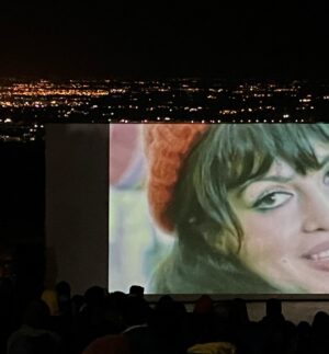 Türkan Şoray Instagram - Mardin’de dün gece Mardin’li sinema sevenlerin,beni sevenlerin büyük coşkusuyla beraberce filmimi seyrettik..gösterdikleri sevgiyle anlatılmayacak derecede mutlu oldum,oraya gelen o sıcacık insanlara tek tek sarılmak istedim..sevgili Mardin’liler kalbimdesiniz❤️❤️❤️Bu güzel gece için sayın Mardin valisi Mahmut Demirtaş’ada teşekkür ederim..
