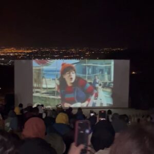 Türkan Şoray Instagram - Mardin’de dün gece Mardin’li sinema sevenlerin,beni sevenlerin büyük coşkusuyla beraberce filmimi seyrettik..gösterdikleri sevgiyle anlatılmayacak derecede mutlu oldum,oraya gelen o sıcacık insanlara tek tek sarılmak istedim..sevgili Mardin’liler kalbimdesiniz❤️❤️❤️Bu güzel gece için sayın Mardin valisi Mahmut Demirtaş’ada teşekkür ederim..