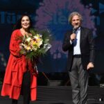 Türkan Şoray Instagram - Bugün Kültür Yolu Festivali kapsamında Selvi boylum Al yazmalım filmi gösterildi,seyircinin ilgisi sıcacıkdı..Sahnede Kültür ve Turizm Bakanlığı,Bakan yardımcısı Sayın Ahmet Misbah Demircan ile… @ahmetmisbah