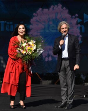 Türkan Şoray Instagram - Bugün Kültür Yolu Festivali kapsamında Selvi boylum Al yazmalım filmi gösterildi,seyircinin ilgisi sıcacıkdı..Sahnede Kültür ve Turizm Bakanlığı,Bakan yardımcısı Sayın Ahmet Misbah Demircan ile… @ahmetmisbah