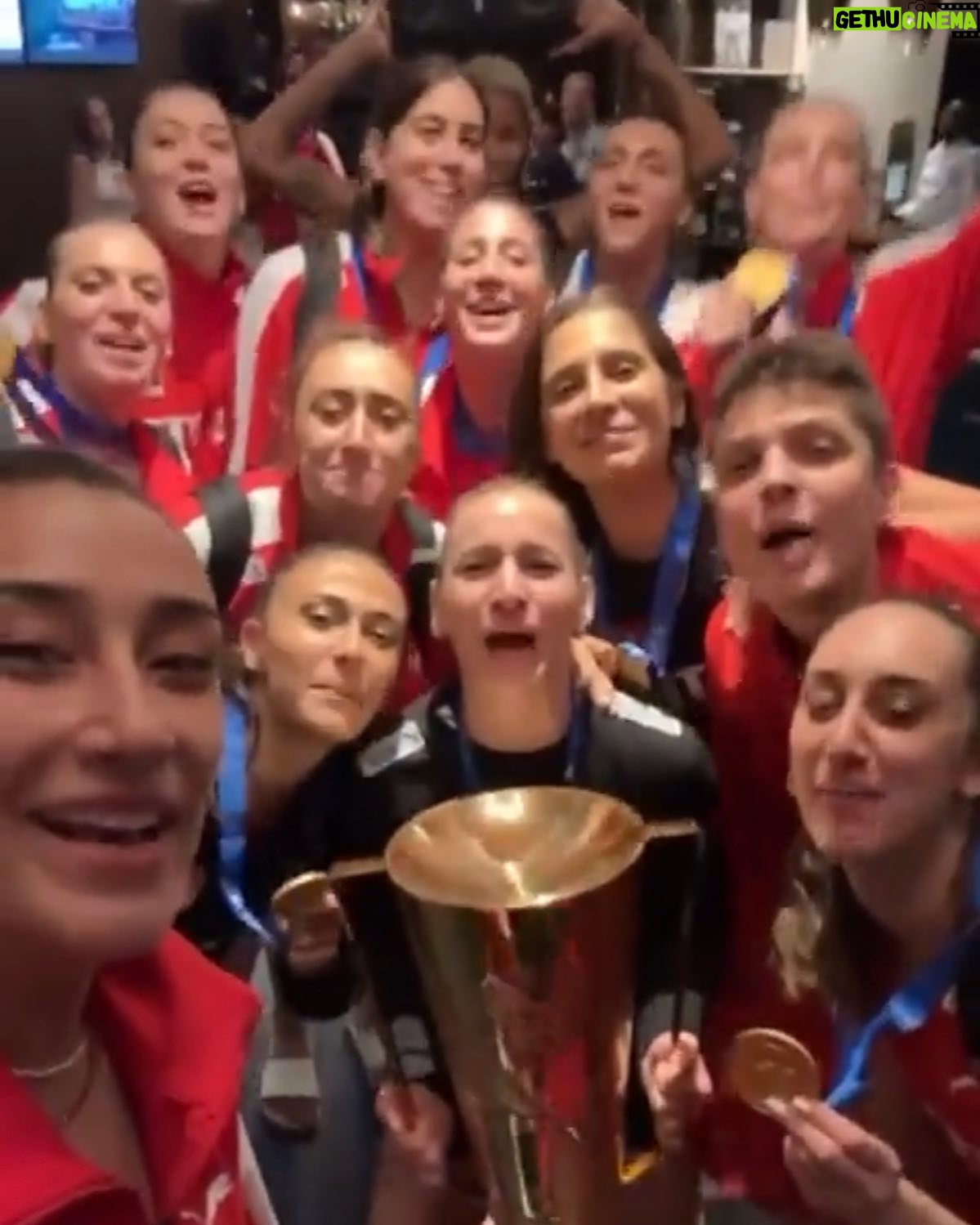 Türkan Şoray Instagram - Cumhuriyetimizin 🇹🇷100.yılında bize bu mutluluğu yaşattığınız için sizlere teşekkür ediyoruz 🇹🇷🇹🇷Atatürk’ün kızları❤️