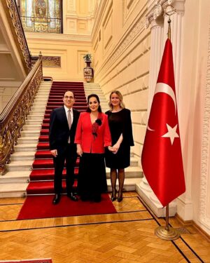 Türkan Şoray Instagram - Moskova’da, Türk Büyükelçiliği rezidansında verilen davette, değerli Büyükelçimiz  Tanju  Bilgiç ve çok sevgili Sefiremiz Betül Bilgiç ile..

Ferhat ile Şirin’in galasında da, beni yalnız bırakmadılar.
 Sıcak ilgilerinden dolayı, kendilerine sonsuz teşekkürler ediyorum.
Görevlerinde  başarılar diliyorum.