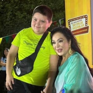 Türkan Şoray Instagram - Balıkesir Belediye’sinin düzenlediği “Seyirlik Akşamlar”  etkinliğinde sevgili Balıkesir’lilerle yaşadığım mutlu anlar..❤️
Sevimli bebek küpemle oynamayı çok sevdi🥰