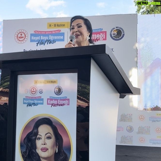 Türkan Şoray Instagram - Bugün Kartal Belediyesi’nin ”Kadın Emeği”adlı çok anlamlı festivalindeydim.. Sayın Belediye Başkanı Gökhan Yüksel’e @gokhanyukselist sevgi ve emek ödülü için teşekkür ederim.Alanı dolduran Kartal’lı kadınlar KALBİMDEsiniz❤️