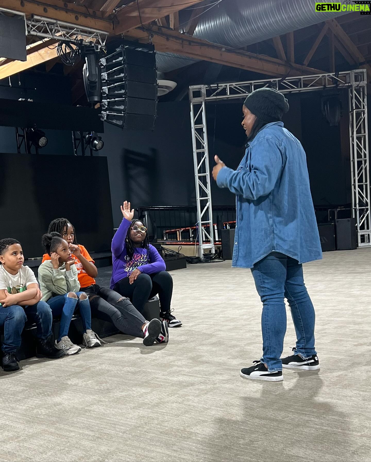 Ta'Rhonda Jones Instagram - ‼️CLASS IS STILL IN SESSION‼️ Yesterday my good sis (who writes for Disney btw) came ALL the way from LA to teach my kids how to write a script/improv story telling! @tonyacroff If I had a thousand tongues I wouldn’t be able to thank you enough!🙏🏿 Thank you sooooo much for giving your time to Y(our) babies here @projecthood1 🙌🏿🙌🏿🙌🏿🙌🏿