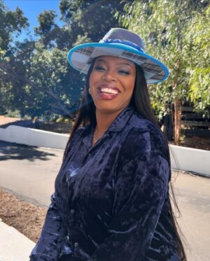 Ta'Rhonda Jones Instagram - Tonight’s look on #TheNeverEverMets is brought to you by my favorite peeps! 🙌🏿✨🙌🏿✨
Styled by: @ashleyseanthomas 🧵
Makeup by: @tiaonmakeup 💄
Crown: @dandykingzman 🎩

#TvshowHost #Host #Actress #Actor #looks #Crown