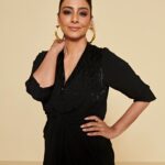 Tabu Instagram – Dressing me up @naheedee @bbhiral @makeupbylekha @karishmashaikhh 
💙❤️