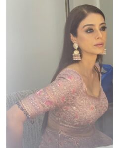 Tabu Instagram - Aise hi kabhi kabhi.. @naheedee @taruntahiliani @souravroy_1999 @anayah_jewellery