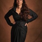 Tabu Instagram – @prabhatshetty @naheedee @meherakolahofficial @souravroy_1999 
Rose ek pose!