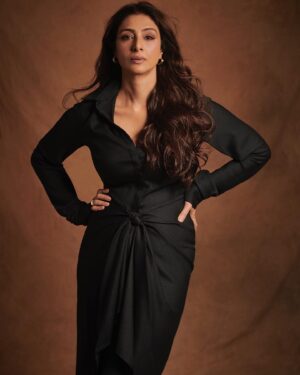 Tabu Instagram - @prabhatshetty @naheedee @meherakolahofficial @souravroy_1999 
Rose ek pose!