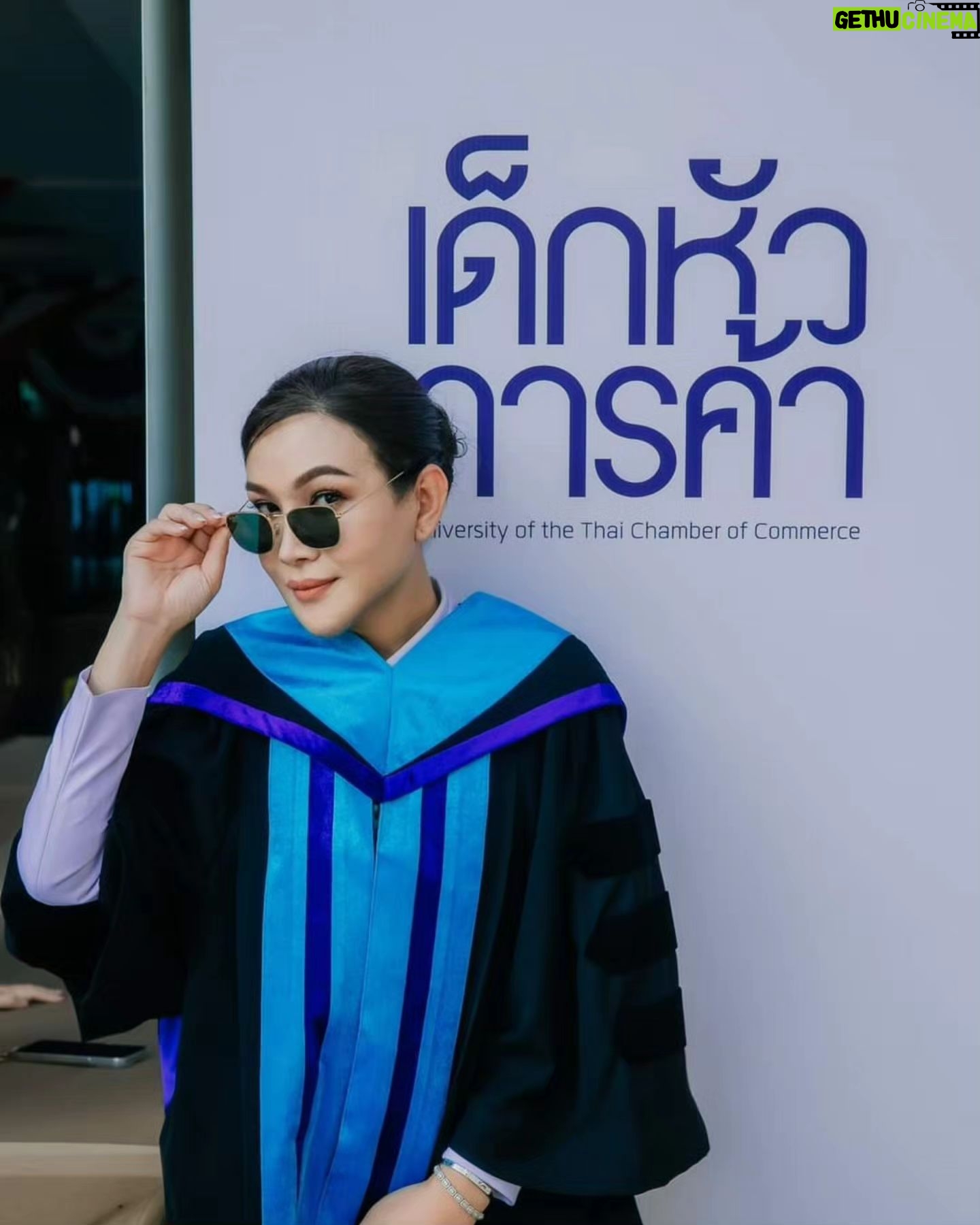 Tachakorn Boonlupyanun Instagram - ส่งช่อดอกไม้ยาดม @freshluck_official จากร้าน @morningglory_byfour ร่วมแสดงความยินดีกับดุษฎีบัณฑิตสาวมหาวิทยาลัยหอการค้าไทย ดร. ณฐอร นพเคราะห์ @toktak_a4 ผู้เชี่ยวชาญทางด้านการพยากรณ์และพญานาค