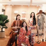 Taksaorn Paksukcharern Instagram - เมื่อความคลาสสิกและโบฮีเมียนผสมผสานกันอย่างลงตัวสำหรับซัมเมอร์นี้ 🌺 Loro Piana เปิดตัวป๊อบอัพนำเสนอคอลเล็กชั่นใหม่ Summer Resort 2024 ที่ Siam Paragon ชั้น M ตั้งแต่วันนี้ - 27 พฤษภาคม 2567 สามารถติดตามข้อมูลเกี่ยวกับคอลเล็กชั่นได้ที่ Line Official Account @LoroPianaThailand @loropiana #LoroPiana #LoroPianaResort