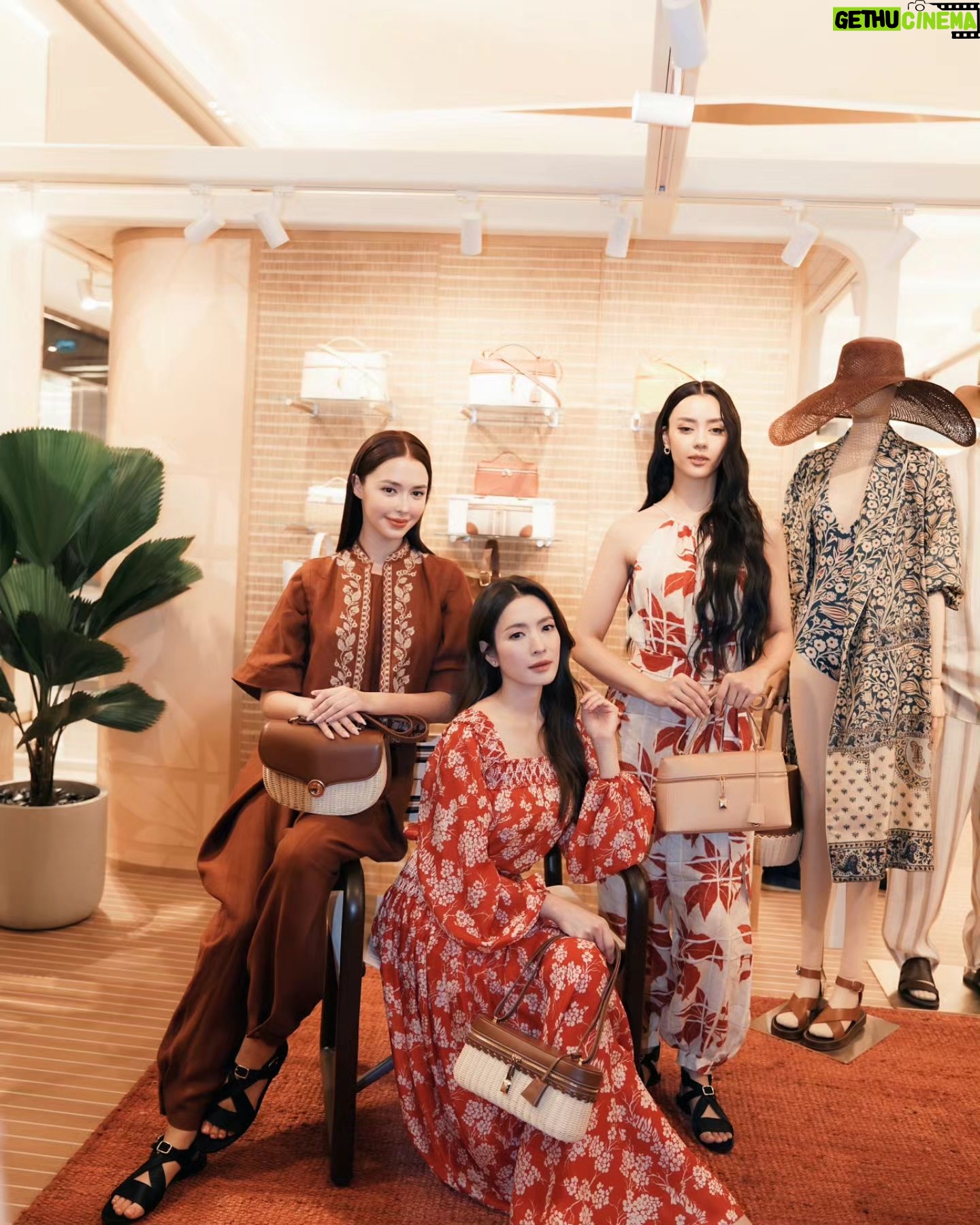 Taksaorn Paksukcharern Instagram - เมื่อความคลาสสิกและโบฮีเมียนผสมผสานกันอย่างลงตัวสำหรับซัมเมอร์นี้ 🌺 Loro Piana เปิดตัวป๊อบอัพนำเสนอคอลเล็กชั่นใหม่ Summer Resort 2024 ที่ Siam Paragon ชั้น M ตั้งแต่วันนี้ - 27 พฤษภาคม 2567 สามารถติดตามข้อมูลเกี่ยวกับคอลเล็กชั่นได้ที่ Line Official Account @LoroPianaThailand @loropiana #LoroPiana #LoroPianaResort