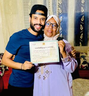 Taliss Instagram - الحمد والشكر لله بعد سهر الليالي ولحفاضة بالليل والنهار ورغم كترة الحروف والأرقام الأم ديالي نجحات فالدراسة ديالها💪🥇بالمتابرة والإجتهاد ورابعة (الزبيب والتمر)😂 كانحبك أمي وفخور بيك والله يخليك ليا ا❤️ا 
#مي_واعرة