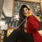 Tamara Bleszynski Instagram - Part 1: Halo..Operator 2024? Aku lagi terhubung dengan layanan 2024, kebetulan operatornya menjawab. “Halo 2024? Iya ini saya Tamara, jadi saya mau Reservasi Perjalanan Hidup utk 2024, maunya yg perjalanannya mulus yahhh…paling tidak lebih mulus lah dari 2023. Bisa?” Tanyaku penuh Harap. “Baik, terima kasih telah menghubungi layanan 2024. Mau pilih Paket yang mana mba?” Jawabnya “Paket Bahagia komplit tanpa ribet di 2024 ada?” Tanyaku. “Ada mba. Kebetulan kami punya 3 variasi Paket Bahagia Komplit tanpa Ribet 2024. Mba mau paket Bahagia A, B, atau yg C mba?” Tanyanya kembali. “………” Jawabku. #bersambung 📸: Photo Awal Tahun 2023 #goodbye2023