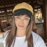 Tamara Bleszynski Instagram - Quotes atau kata-kata yg kuciptakan bukan utk membuatmu sedih, justru sebaliknya. InsyaAllah kata2 dariku ini…bisa membangkitan semangatmu, energi yang memang sdh ada dan tersedia. Ingat selalu betapa hebatnya Kamu…kamu diberi Nafas. Ingat selalu betapa kamu begitu disayang…kamu diberi Nafas. Ingat selalu Betapa berharganya kamu, kamu diberi Nafas. Lepaskan semua ketakutanmu….istirahat. Dan bila Besok kamu masih diberi Nafas…artinya kamu masih diberi kesempatan. May all beings be happy. Jumpa kita esok? Semoga ♥️ Tamara Bleszynski 1.4.2024 💐
