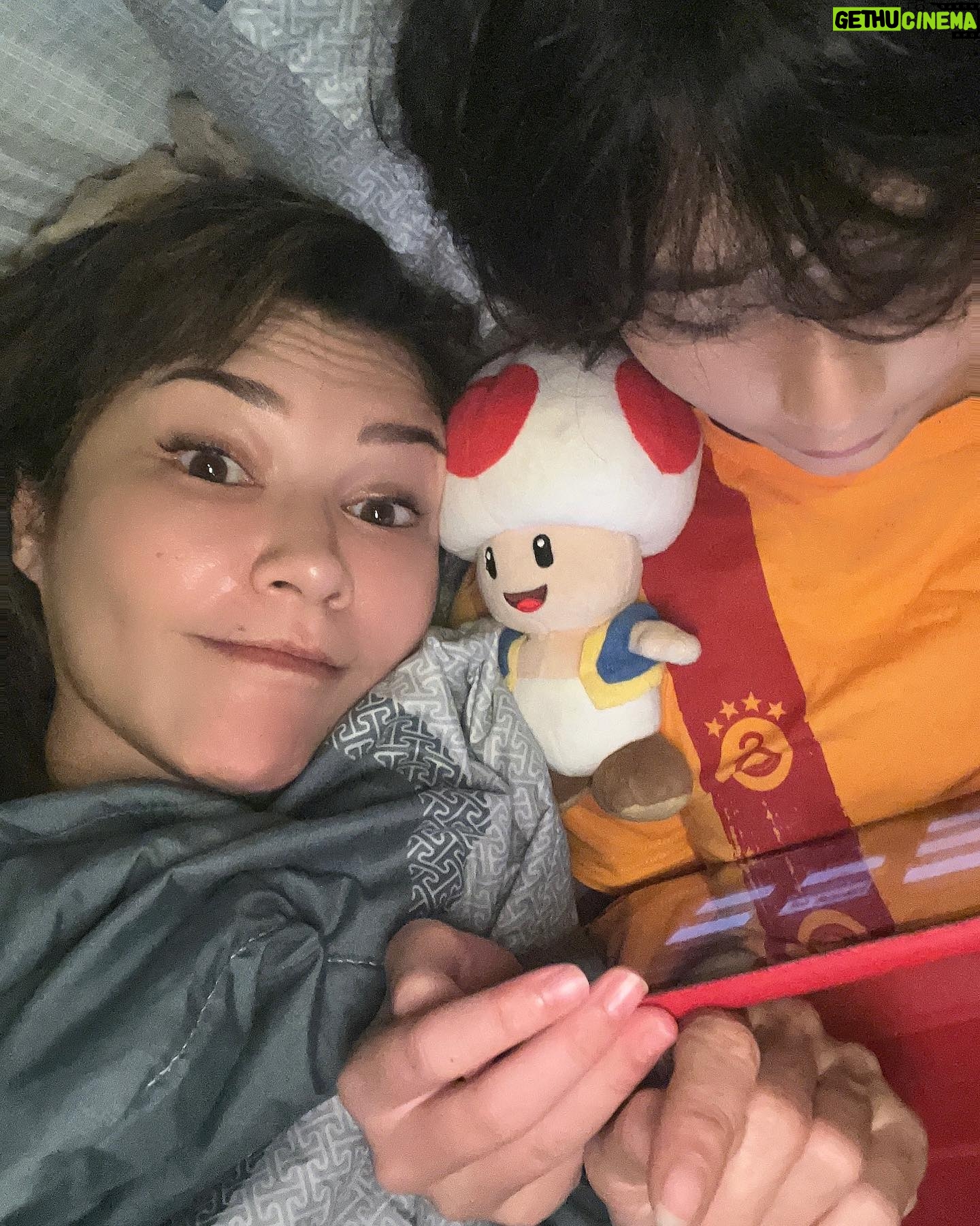 Tamara Bleszynski Instagram - Seindah2nya Malam adalah ketika mau pergi dan tiba2 Anakmu bilang… “Ma, bisa liat tugasku untuk sekolah ga?” Tanya Anakmu. “Iyaaaa…” Jawabku. Kupikir hanya sebentar, karena besok kan weekend, tapi ternyata berjilid..dari mulai Matematika, science, bahasa dannn banyak lagi 😆 Iyaaa…memang benar, malam yang indah adalah malam Ibu & Anaknya 💖 Love you @kenzoulionofficial Terima kasih sdh mau sharing sama Mama 🤗 Good night dari Kami, Tamara & Kenzou