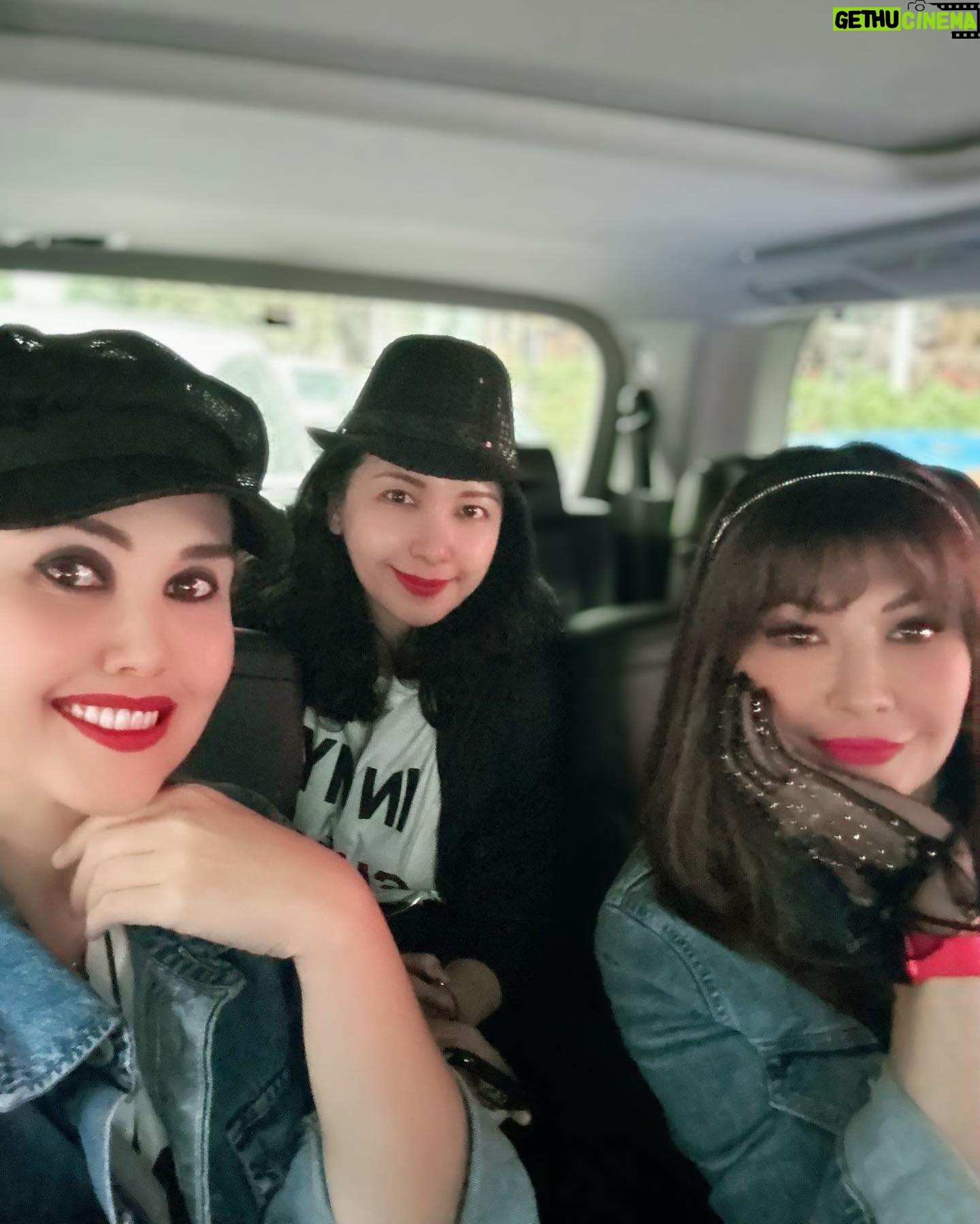 Tamara Bleszynski Instagram - Video pertama adalah tahun 2017 dan vid/photo2 berikutnya adalah tahun 2024. YESSSS….tahun bisa berganti, tapi our love remains…immaculate! Love youuuu @cindyclaudiaofficial & @maminamita_mm Sisters FOREVER, Tamara, Cindy & Mita Harahap 🤗 🎶 by @taylorswift #theerastourtaylorswift