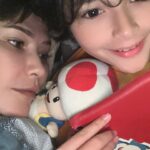 Tamara Bleszynski Instagram - Seindah2nya Malam adalah ketika mau pergi dan tiba2 Anakmu bilang… “Ma, bisa liat tugasku untuk sekolah ga?” Tanya Anakmu. “Iyaaaa…” Jawabku. Kupikir hanya sebentar, karena besok kan weekend, tapi ternyata berjilid..dari mulai Matematika, science, bahasa dannn banyak lagi 😆 Iyaaa…memang benar, malam yang indah adalah malam Ibu & Anaknya 💖 Love you @kenzoulionofficial Terima kasih sdh mau sharing sama Mama 🤗 Good night dari Kami, Tamara & Kenzou