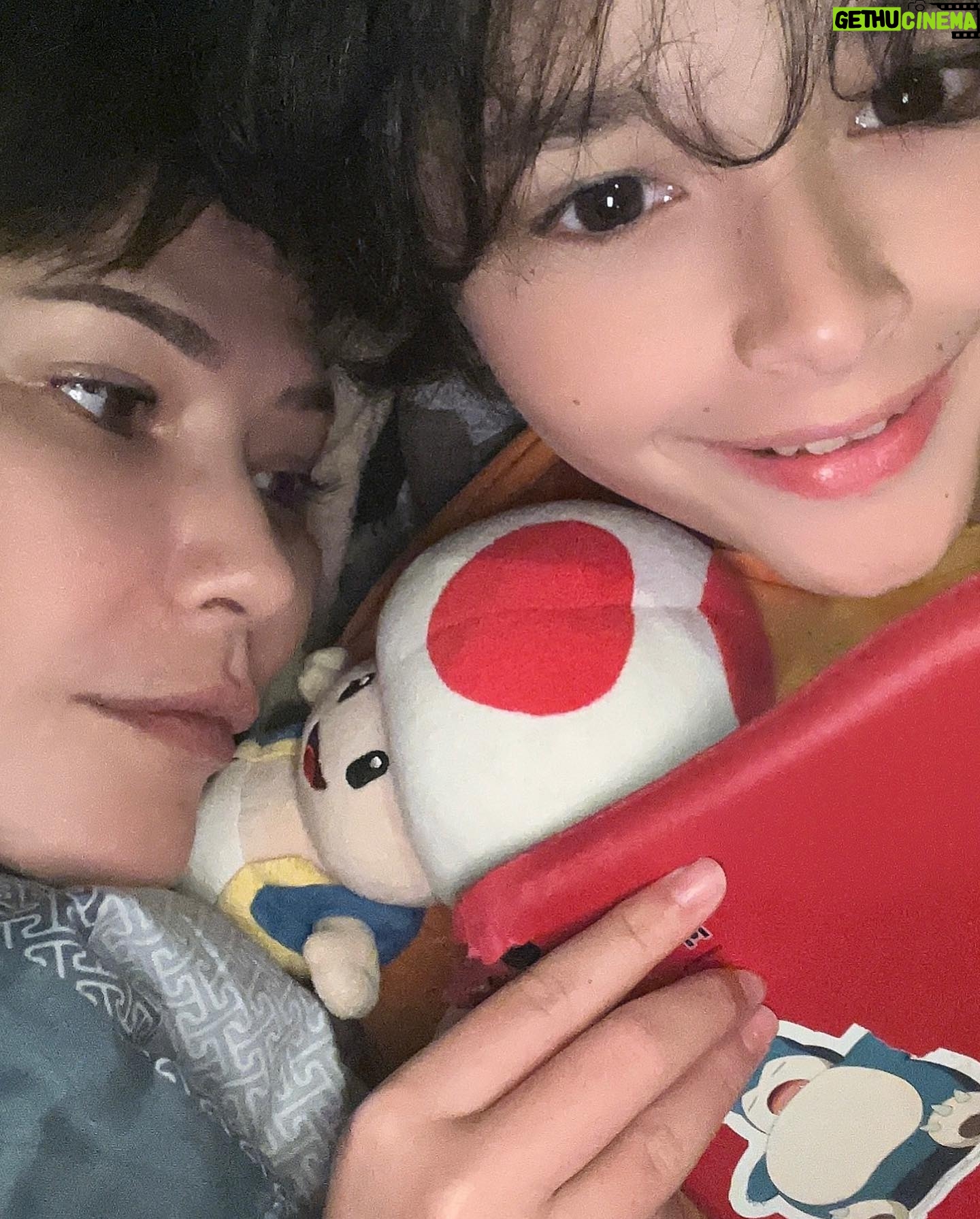 Tamara Bleszynski Instagram - Seindah2nya Malam adalah ketika mau pergi dan tiba2 Anakmu bilang… “Ma, bisa liat tugasku untuk sekolah ga?” Tanya Anakmu. “Iyaaaa…” Jawabku. Kupikir hanya sebentar, karena besok kan weekend, tapi ternyata berjilid..dari mulai Matematika, science, bahasa dannn banyak lagi 😆 Iyaaa…memang benar, malam yang indah adalah malam Ibu & Anaknya 💖 Love you @kenzoulionofficial Terima kasih sdh mau sharing sama Mama 🤗 Good night dari Kami, Tamara & Kenzou