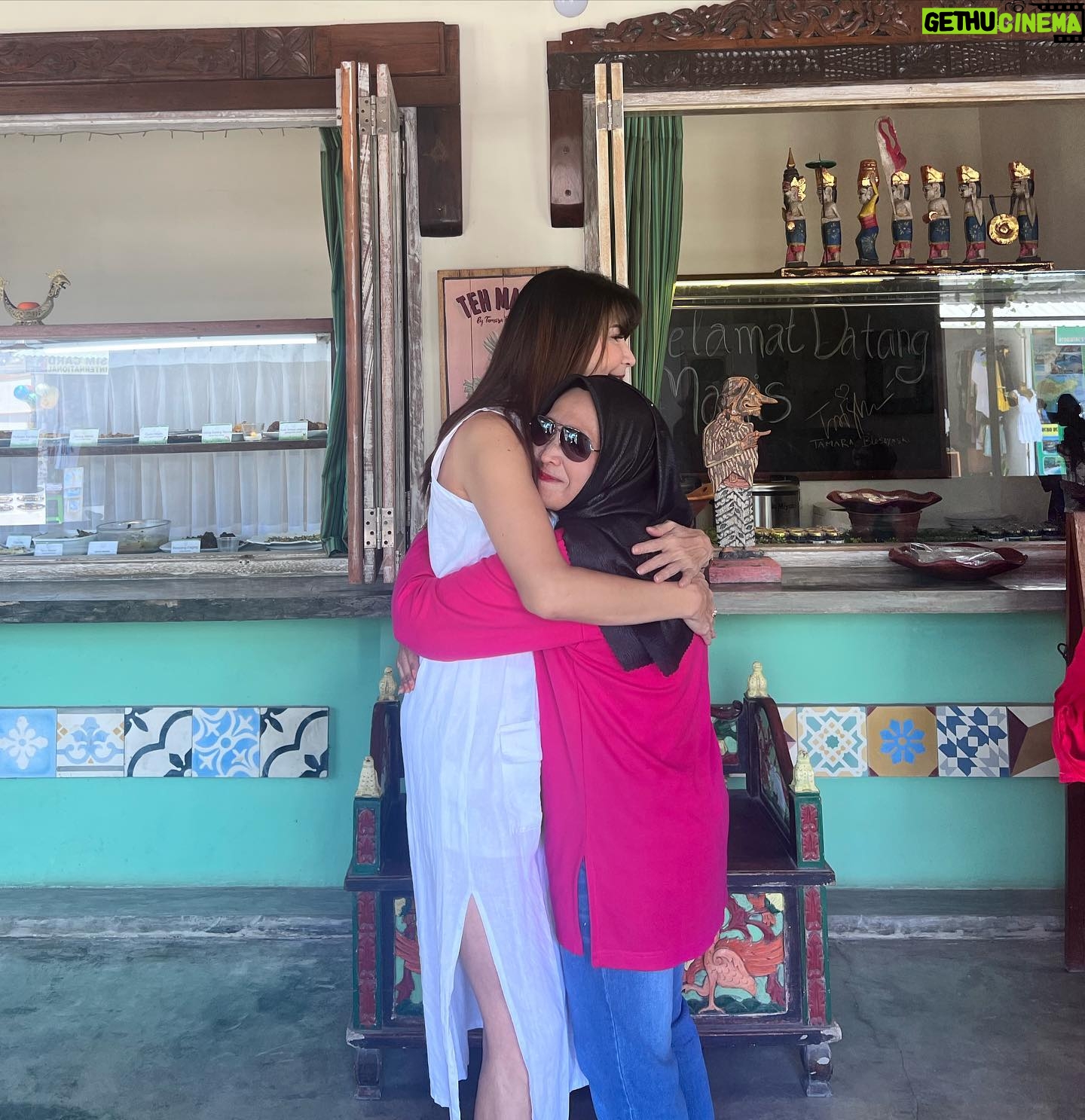 Tamara Bleszynski Instagram - Ada pengalaman yg sangat menyentuh hatiku, beberapa hari lalu di TEH MANIS. Seorang Ibu memelukku. Ku pikir kita mau foto, tetapi tiba2 beliau langsung memelukku. Kaget aku…dan aku pun memeluknya. Aku tidak mengenal dekat beliau, tapi aku bisa merasakan KASIHnya. Sebuah energi tulus yg luar biasa. Terima kasih yah atas Kasihnya ♥️ Itulah Manusia…kita diberi anugerah RASA. Segala yang tulus…itu berawal dari Hati. Terima kasih Sang Pencipta Hati. Selamat malam/pagi jiwa2 yang Indah ♥️ Manusia, Tamara Bleszynski