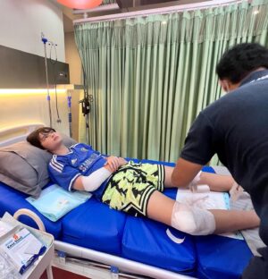 Tamara Bleszynski Instagram - Hari ini…anakku Kenzou, ditabrak pengemudi yg tidak bertanggung jawab. Tapi, Alhamdullilah, Allah masih memberi anakku umur panjang. 

Tiada hentinya aku mengucap syukur atas Anugerah Hidup ini, terima kasih tak terhingga Ya Allah.

Rabbana, atina fid dunya hasanah, wa fil akhirati hasanah, wa qina adzaban nar.

Tuhan kami, berikan kami kebaikan di dunia dan kebaikan di akhirat. Lindungilah kami dari siksa neraka.

Didepan pagar rumah kami, kau tabrak anakku…tapi Allah melindungi kami. 

Wassalam, 

Ibu