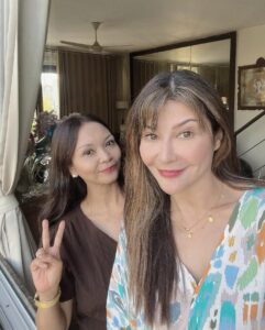 Tamara Bleszynski Instagram - My dear friend @sarah_thetraveller Thank you for your visit, makasih yah sudah datang ke tempatku @tehmanisbali Aku sangat bersyukur kita bersahabat, walau..karena kesibukan masing2 kita jarang bertemu, tapi ketika kita bertemu…tiada yg berubah, kamu tetap Kamu dan Aku tetap aku, dan kita saling menghormati dan menghargai persahabatan ini. Tiada beban dalam Persahabatan ini, Tiada satu sama lain ingin memanfaatkan. Itulah Persahabatan kami…murni. Aku bangga melihat Usahamu sukses…dan kamu bangga akan aku. Terima kasih juga @balinutra ♥️