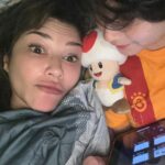 Tamara Bleszynski Instagram - Seindah2nya Malam adalah ketika mau pergi dan tiba2 Anakmu bilang… “Ma, bisa liat tugasku untuk sekolah ga?” Tanya Anakmu. “Iyaaaa…” Jawabku. Kupikir hanya sebentar, karena besok kan weekend, tapi ternyata berjilid..dari mulai Matematika, science, bahasa dannn banyak lagi 😆 Iyaaa…memang benar, malam yang indah adalah malam Ibu & Anaknya 💖 Love you @kenzoulionofficial Terima kasih sdh mau sharing sama Mama 🤗 Good night dari Kami, Tamara & Kenzou