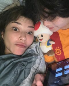 Tamara Bleszynski Instagram - Seindah2nya Malam adalah ketika mau pergi dan tiba2 Anakmu bilang… “Ma, bisa liat tugasku untuk sekolah ga?” Tanya Anakmu. “Iyaaaa…” Jawabku. Kupikir hanya sebentar, karena besok kan weekend, tapi ternyata berjilid..dari mulai Matematika, science, bahasa dannn banyak lagi 😆 Iyaaa…memang benar, malam yang indah adalah malam Ibu & Anaknya 💖 Love you @kenzoulionofficial Terima kasih sdh mau sharing sama Mama 🤗 Good night dari Kami, Tamara & Kenzou