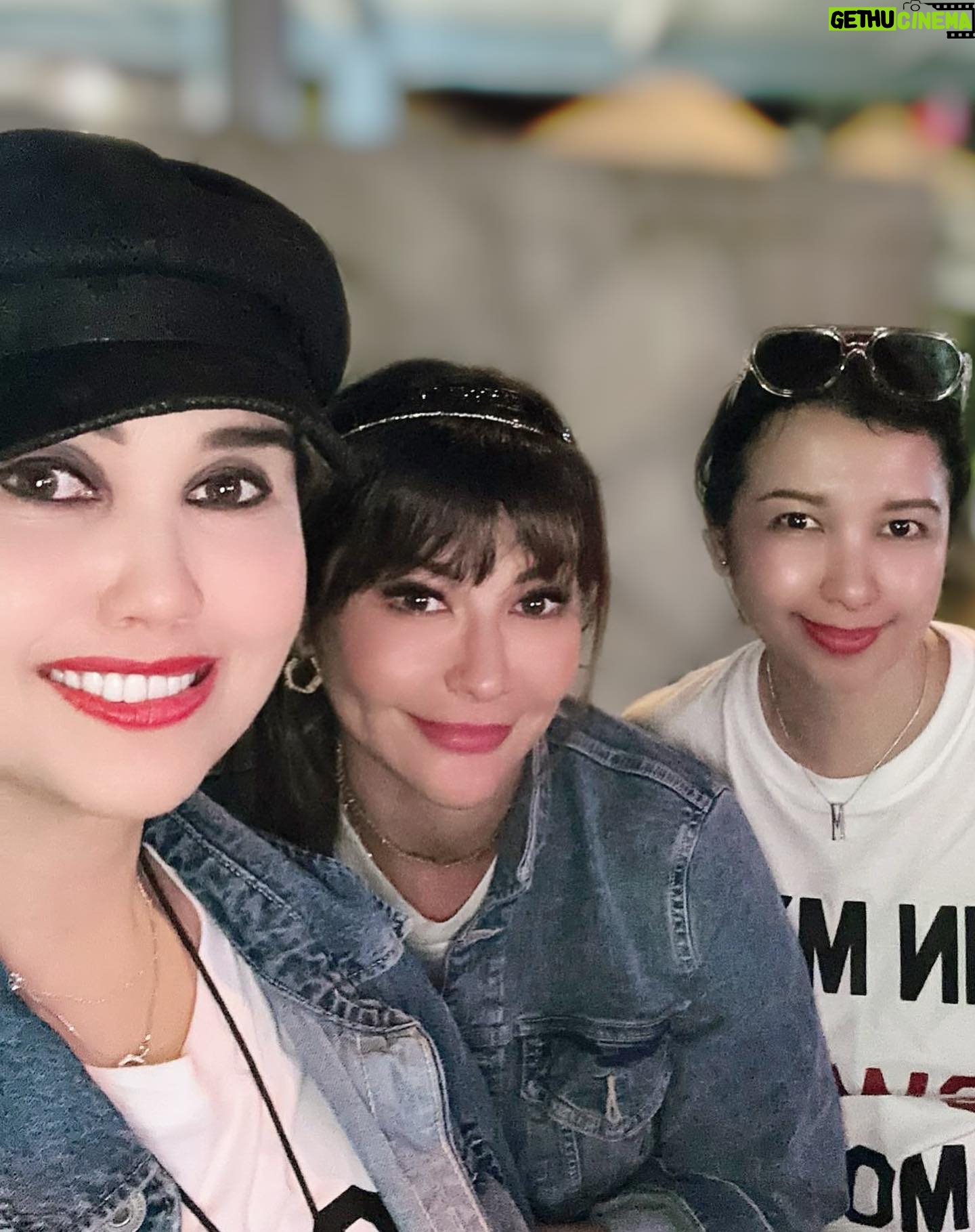 Tamara Bleszynski Instagram - Video pertama adalah tahun 2017 dan vid/photo2 berikutnya adalah tahun 2024. YESSSS….tahun bisa berganti, tapi our love remains…immaculate! Love youuuu @cindyclaudiaofficial & @maminamita_mm Sisters FOREVER, Tamara, Cindy & Mita Harahap 🤗 🎶 by @taylorswift #theerastourtaylorswift