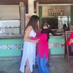Tamara Bleszynski Instagram - Ada pengalaman yg sangat menyentuh hatiku, beberapa hari lalu di TEH MANIS. Seorang Ibu memelukku. Ku pikir kita mau foto, tetapi tiba2 beliau langsung memelukku. Kaget aku…dan aku pun memeluknya. Aku tidak mengenal dekat beliau, tapi aku bisa merasakan KASIHnya. Sebuah energi tulus yg luar biasa. Terima kasih yah atas Kasihnya ♥️ Itulah Manusia…kita diberi anugerah RASA. Segala yang tulus…itu berawal dari Hati. Terima kasih Sang Pencipta Hati. Selamat malam/pagi jiwa2 yang Indah ♥️ Manusia, Tamara Bleszynski