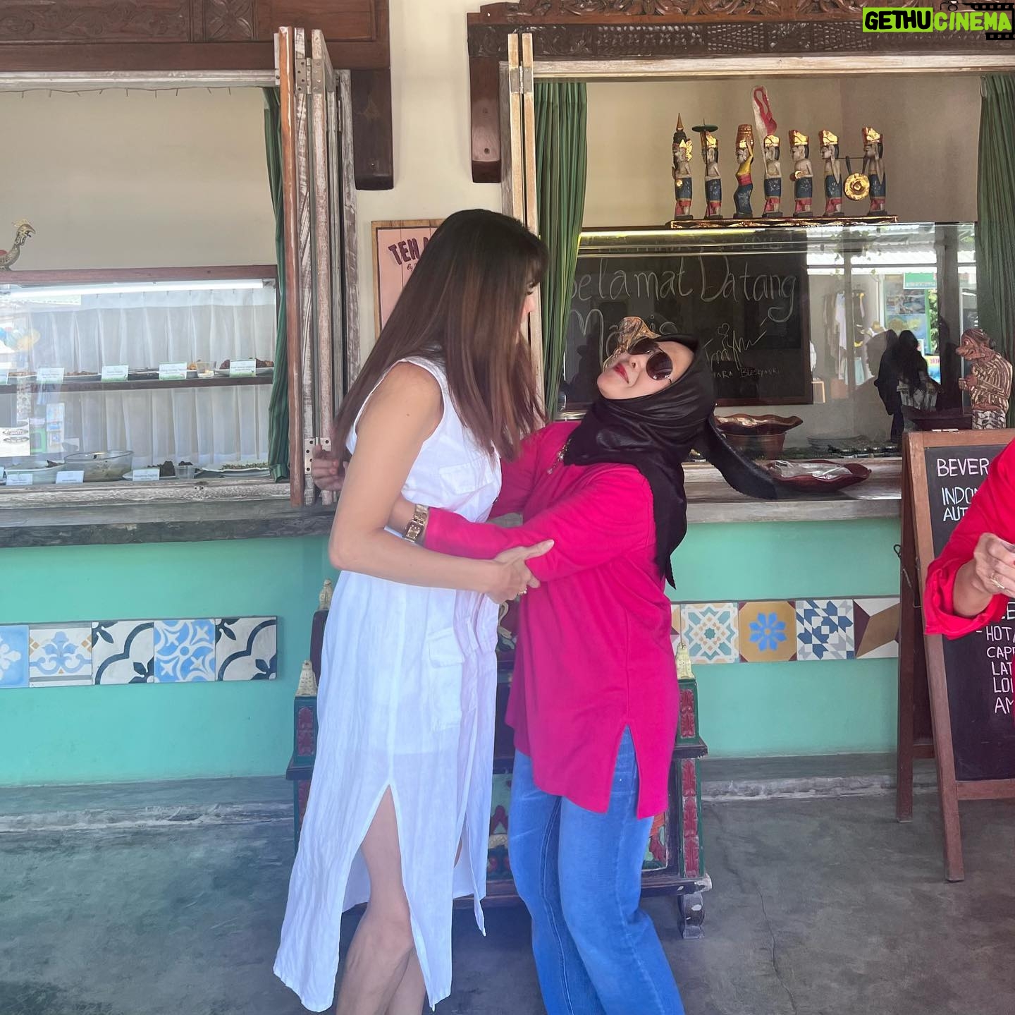 Tamara Bleszynski Instagram - Ada pengalaman yg sangat menyentuh hatiku, beberapa hari lalu di TEH MANIS. Seorang Ibu memelukku. Ku pikir kita mau foto, tetapi tiba2 beliau langsung memelukku. Kaget aku…dan aku pun memeluknya. Aku tidak mengenal dekat beliau, tapi aku bisa merasakan KASIHnya. Sebuah energi tulus yg luar biasa. Terima kasih yah atas Kasihnya ♥️ Itulah Manusia…kita diberi anugerah RASA. Segala yang tulus…itu berawal dari Hati. Terima kasih Sang Pencipta Hati. Selamat malam/pagi jiwa2 yang Indah ♥️ Manusia, Tamara Bleszynski