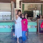 Tamara Bleszynski Instagram - Ada pengalaman yg sangat menyentuh hatiku, beberapa hari lalu di TEH MANIS. Seorang Ibu memelukku. Ku pikir kita mau foto, tetapi tiba2 beliau langsung memelukku. Kaget aku…dan aku pun memeluknya. Aku tidak mengenal dekat beliau, tapi aku bisa merasakan KASIHnya. Sebuah energi tulus yg luar biasa. Terima kasih yah atas Kasihnya ♥️ Itulah Manusia…kita diberi anugerah RASA. Segala yang tulus…itu berawal dari Hati. Terima kasih Sang Pencipta Hati. Selamat malam/pagi jiwa2 yang Indah ♥️ Manusia, Tamara Bleszynski