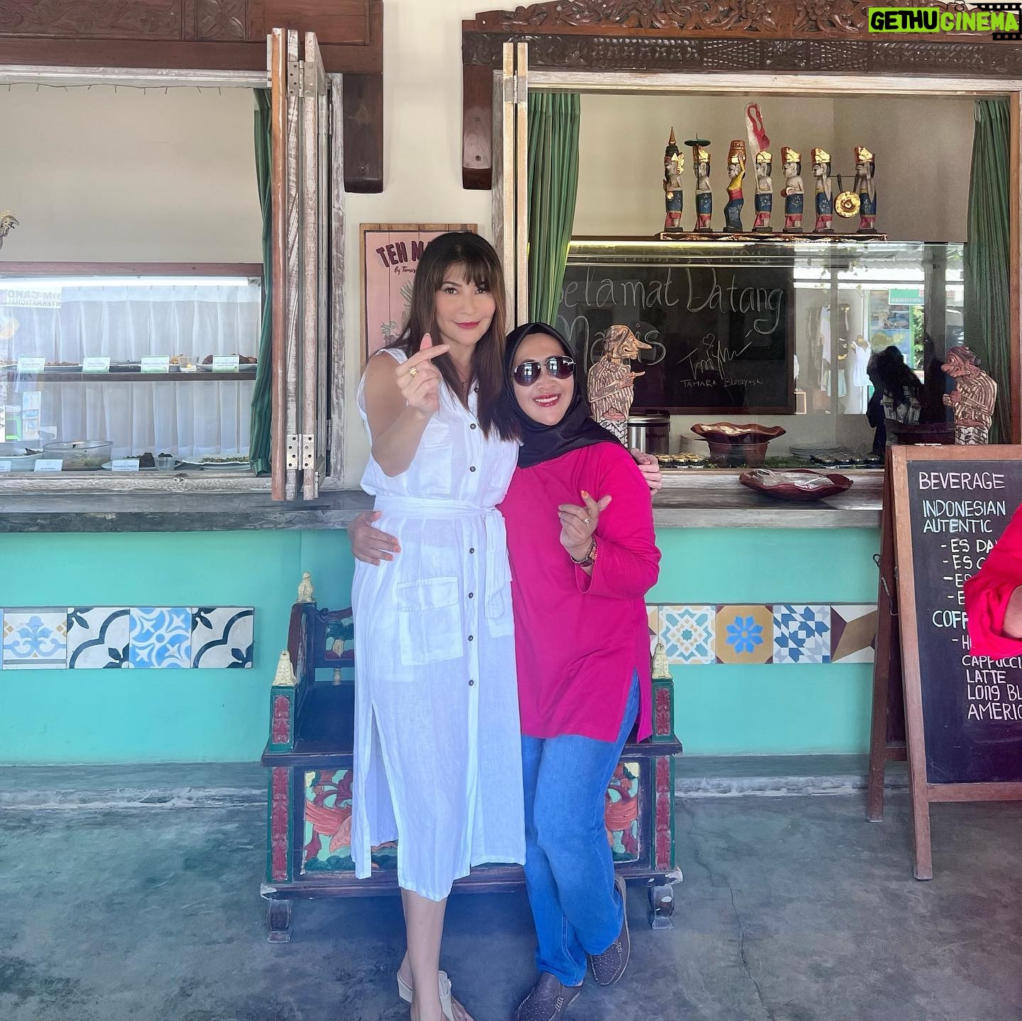 Tamara Bleszynski Instagram - Ada pengalaman yg sangat menyentuh hatiku, beberapa hari lalu di TEH MANIS. Seorang Ibu memelukku. Ku pikir kita mau foto, tetapi tiba2 beliau langsung memelukku. Kaget aku…dan aku pun memeluknya. Aku tidak mengenal dekat beliau, tapi aku bisa merasakan KASIHnya. Sebuah energi tulus yg luar biasa. Terima kasih yah atas Kasihnya ♥️ Itulah Manusia…kita diberi anugerah RASA. Segala yang tulus…itu berawal dari Hati. Terima kasih Sang Pencipta Hati. Selamat malam/pagi jiwa2 yang Indah ♥️ Manusia, Tamara Bleszynski