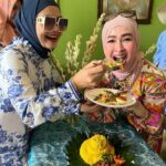 Tamara Bleszynski Instagram - Hari ini aku sangat gembira, terima kasih telah diberi kepercayaan utk merayakan moment special Birthday sis @sashaabee dan teman2 sayang 💖 Senang sekali semua Happy dengan Masakan dari Teh Manis @tehmanisbali Semoga menjadi Berkah untuk Kita semua. Wassalam, Tamara Bleszynski TEH MANIS 🏡TEH MANIS Jl Batu Mejan T7 Echo Beach Canggu Bali Indonesia 🇮🇩 📞 081246409786 #birthdaycelebration #tehmanisbali
