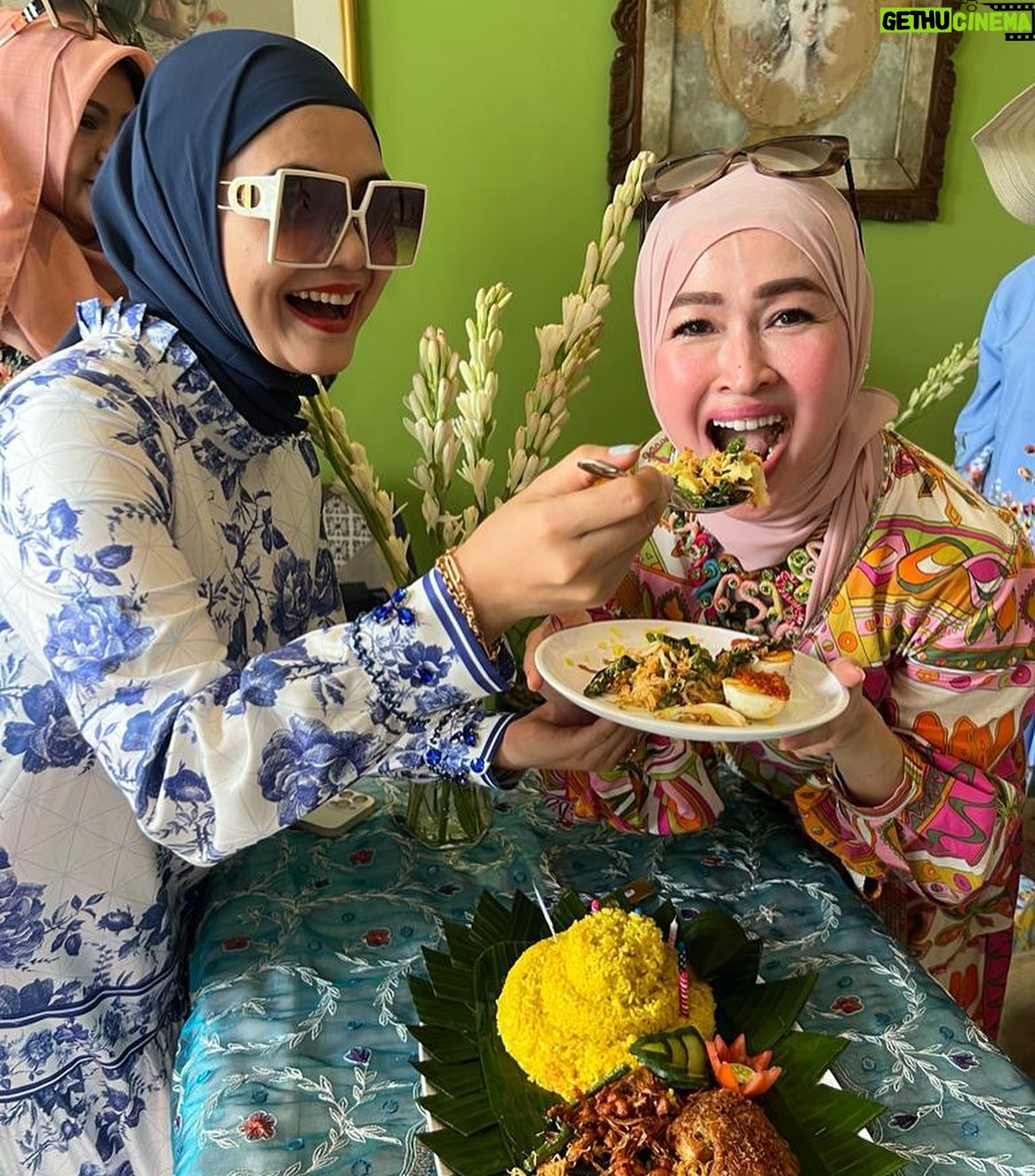 Tamara Bleszynski Instagram - Hari ini aku sangat gembira, terima kasih telah diberi kepercayaan utk merayakan moment special Birthday sis @sashaabee dan teman2 sayang 💖 Senang sekali semua Happy dengan Masakan dari Teh Manis @tehmanisbali Semoga menjadi Berkah untuk Kita semua. Wassalam, Tamara Bleszynski TEH MANIS 🏡TEH MANIS Jl Batu Mejan T7 Echo Beach Canggu Bali Indonesia 🇮🇩 📞 081246409786 #birthdaycelebration #tehmanisbali