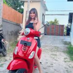 Tamara Bleszynski Instagram - Aku ga punya mobil di Jakarta, tapi aku bisa naik Motor. Tapi aku kan ga tinggal di Jakarta, jadi kalau aku musti bolak baik dari Bali ke kota kelahiranku di Bandung dan pakai motor…berapa kurang lebih biaya bensin motorku yah? Cenat cenut… Mudah2an jalannya Aman yah. Btw, dari Bali ke Bandung berapa kilometer yah? Jumpa Besok di IG live… mohon sarannya yah teman2 sayang. Thank you 🤗♥️ Nite2 💤 TBlz
