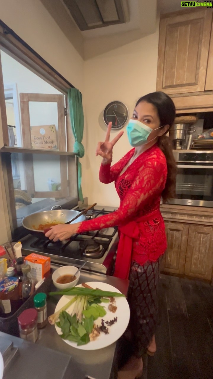 Tamara Bleszynski Instagram - Bermimpi setinggi langit, bersabar seperti ibu, berjuang seperti ayah dan berproses seperti Padi…perlahan namun PASTI. Kalau Ada yg komentar Kok tangannya Berurat?? Ini tangan adalah Tangan PEKERJA 💪🔥