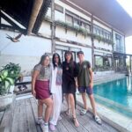 Tamara Bleszynski Instagram – Terima kasih Kak @chrissysiahaan dan Olivia sdh mampir ke Teh Manis.

Dan…

Terima kasih jg teman2 yg sdh mampir hari ini ke @tehmanisbali 🤗

Sehat dan bahagia selalu yah ♥️