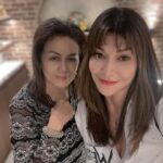Tamara Bleszynski Instagram - Mamaaaa!! Makasih yahhh dah temenin aku kemana2, bahkan kepasar yg hujan dan becek…Dan kemana pun…kalau aku minta ditemenin. Padahal aku tau Mama punya kendala di Jantung, tapi Mama tetap temenin Aku. Mama….kebaikan Mama belum bisa ku balas, kecuali lewat Doa…yg tulus. Jadi teringat salah Satu Puisi Favoritku…emang panjangggg puisinya…tapi aku ingin sharing…baca yah teman2 sayang Ibu (Karya D. Zawawi Imron) Kalau aku merantau lalu datang musim kemarau sumur-sumur kering, daunan pun gugur bersama reranting hanya mataair airmatamu Ibu, yang tetap lancar mengalir Bila aku merantau sedap susumu dan ronta kenakalanku di hati ada mayan siwalan memutikkan sari-sari kerinduan lantaran hutangku padamu tak kuasa kubayar Ibu adalah gua pertapaanku dan ibulah yang meletakkan aku di sini Saat bunga kembang menyerembak bau sayang Ibu menunjuk ke langit, kemudian ke bumi Aku menangguk meskipun kurang mengerti Bila kasihmu ibarat samudera sempit lautan teduh tempatku mandi, mencuci lumut pada diri tempatku berlayar, menebar pukat dan melempar sauh lokan-lokan, mutiara dan kembang laut semua bagiku Kalau aku ikut ujian lalu di tanya tentang pahlawan namamu, Ibu, yang kusebut paling dahulu Engkau ibu dan aku anakmu Bila aku berlayar lalu datang angin sakal Tuhan yang ibu tunjukkan telah kukenal Ibulah itu bidadari yang berselendang bianglala Sesekali datang padaku Menyuruhku menulis langit biru dengan sajakku. 💐💐💐💐💐💐💐💐 Ma…..makasih yahhhh…. I love you 💖 Your daughter, Tamara Bleszynski