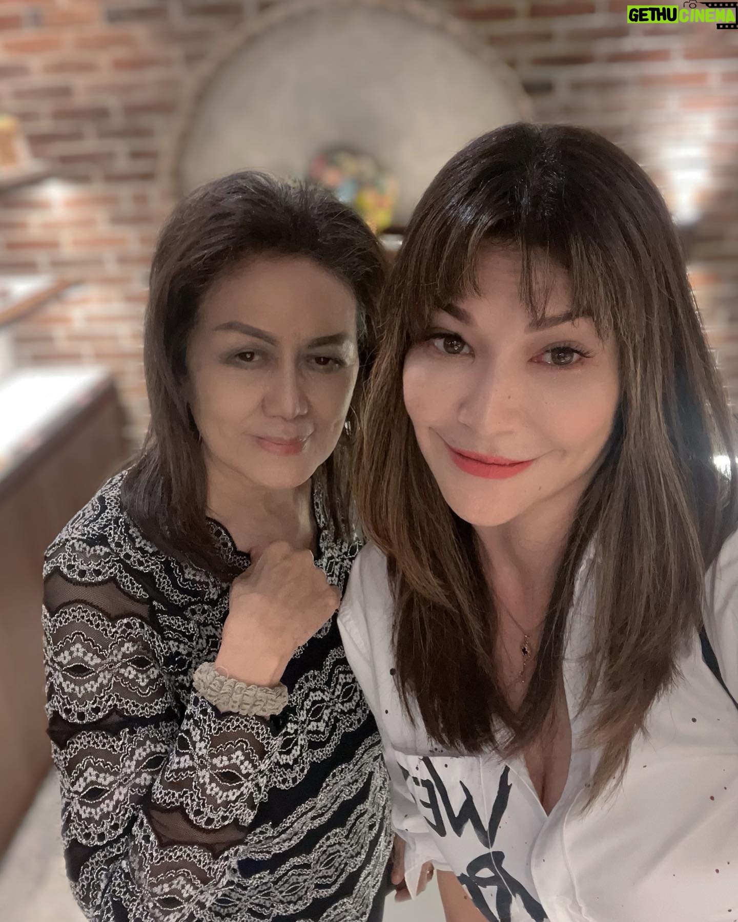 Tamara Bleszynski Instagram - Mamaaaa!! Makasih yahhh dah temenin aku kemana2, bahkan kepasar yg hujan dan becek…Dan kemana pun…kalau aku minta ditemenin. Padahal aku tau Mama punya kendala di Jantung, tapi Mama tetap temenin Aku. Mama….kebaikan Mama belum bisa ku balas, kecuali lewat Doa…yg tulus. Jadi teringat salah Satu Puisi Favoritku…emang panjangggg puisinya…tapi aku ingin sharing…baca yah teman2 sayang Ibu (Karya D. Zawawi Imron) Kalau aku merantau lalu datang musim kemarau sumur-sumur kering, daunan pun gugur bersama reranting hanya mataair airmatamu Ibu, yang tetap lancar mengalir Bila aku merantau sedap susumu dan ronta kenakalanku di hati ada mayan siwalan memutikkan sari-sari kerinduan lantaran hutangku padamu tak kuasa kubayar Ibu adalah gua pertapaanku dan ibulah yang meletakkan aku di sini Saat bunga kembang menyerembak bau sayang Ibu menunjuk ke langit, kemudian ke bumi Aku menangguk meskipun kurang mengerti Bila kasihmu ibarat samudera sempit lautan teduh tempatku mandi, mencuci lumut pada diri tempatku berlayar, menebar pukat dan melempar sauh lokan-lokan, mutiara dan kembang laut semua bagiku Kalau aku ikut ujian lalu di tanya tentang pahlawan namamu, Ibu, yang kusebut paling dahulu Engkau ibu dan aku anakmu Bila aku berlayar lalu datang angin sakal Tuhan yang ibu tunjukkan telah kukenal Ibulah itu bidadari yang berselendang bianglala Sesekali datang padaku Menyuruhku menulis langit biru dengan sajakku. 💐💐💐💐💐💐💐💐 Ma…..makasih yahhhh…. I love you 💖 Your daughter, Tamara Bleszynski