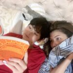 Tamara Bleszynski Instagram - Waktu itu singkat…pergunakanlah waktumu yg singkat didunia sementara ini..juga untuk anak2/anakmu. Jangan menunggu sampai kau memBatu…baru tersadar. Anak2mu perlu waktumu…bukan Jabatan atau Uangmu. Btw, kita malam ini baca Buku The Alchemist karya Paulo Coelho Salam sayang dari kami, Ibu dan Anak ♥️♥️