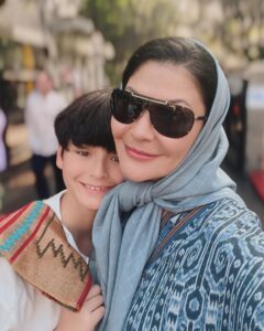 Tamara Bleszynski Instagram - Ibuku sayang…mohon maaf, anakmu tidak bisa bersamamu lebaran ini, karena harus mencari nafkah. Terima kasih banyak Ibuku sayang atas Doa dan pengertiannya. Loveeeee youuu maaaa! 💖💖💖 YES teman2 sayang, TEH MANIS BUKA LEBARAN ini…bahkan Besok pun aku ada di @tehmanisbali Sampai jumpa yah. ♥️ Selamanya, Tamara Bleszynski