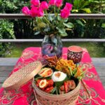 Tamara Bleszynski Instagram - Setiap Hari Adalah Hari Kasih Sayang 💐 ~ Nasi Campur Komplit by @tehmanisbali 💖 ~ 🏡TEH MANIS Jl Batu Mejan T7 Echo Beach Canggu Bali Indonesia 🇮🇩 📞 081246409786 FREE WI-FI Parking Space Musholla 2 Full AC Meeting Rooms Billiard/Pool Table Food Catering Nasi Tumpeng Nasi Box GrabFood & GoFood Available #masakanindonesia #tehmanisbali