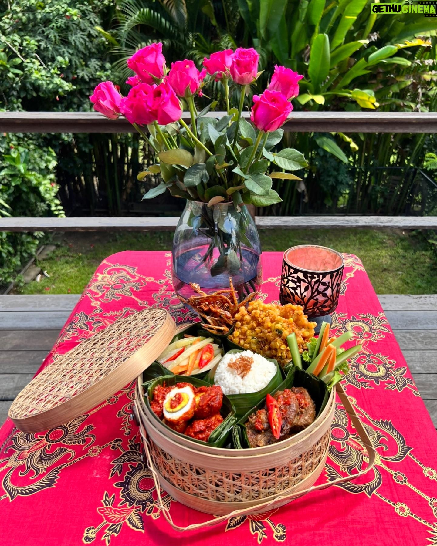 Tamara Bleszynski Instagram - Setiap Hari Adalah Hari Kasih Sayang 💐 ~ Nasi Campur Komplit by @tehmanisbali 💖 ~ 🏡TEH MANIS Jl Batu Mejan T7 Echo Beach Canggu Bali Indonesia 🇮🇩 📞 081246409786 FREE WI-FI Parking Space Musholla 2 Full AC Meeting Rooms Billiard/Pool Table Food Catering Nasi Tumpeng Nasi Box GrabFood & GoFood Available #masakanindonesia #tehmanisbali